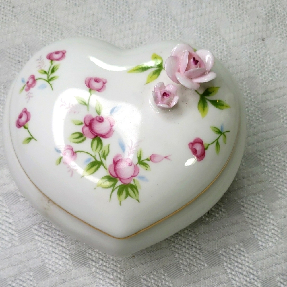 Towle Fine Bone China  Shaped Rose Trinket Box